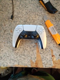 Controller wireless Sony PlayStation 5 DualSense — defect, funcționează parțial: stick-ul analogic drept trage spre dreapta (stare: vezi a 2-a imagine) 2