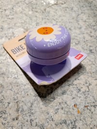 Detský zvonček na bicykel Legami Daisy s kvetinovým vzorom, fialový, s mierne poškodenou vrchnou časťou — zošikmený kryt zvončeka (stav: pozri 2. obrázok) 3