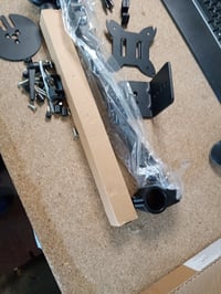 Braț reglabil pentru monitor Amazon Basics cu fixare pe birou, pentru monitoare ultrawide de 81 cm și 97 cm, max. 10 kg, VESA 75x75/100x100 4