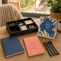 Set za organizaciju stola: A6 planer + stolni kalendar + A5 bilježnica + 4 finelinera + organizator 1