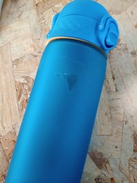Bidon ion8 500 ml albastru, fără BPA, etanș, deschidere cu o singură mână, compatibil cu mașina de spălat vase — strat exterior exfoliat, zgârieturi (stare: vezi imaginea a 2-a) 2