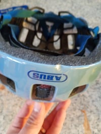 Detská cyklistická prilba ABUS Youn-I 2.0 so svetlom, Glacier Blue, veľkosť M (52 – 57 cm) – používaná 4