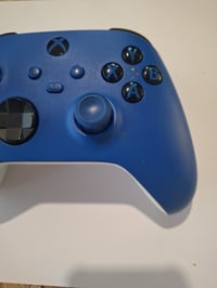 Bezdrôtový ovládač Xbox Wireless Controller Shock Blue, kompatibilný s Xbox Series X, S, One a Windows, balenie 2025, používaný 3