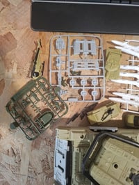Set de Joacă Militar XDUOYJOY cu Tanc, 18 Piese, cu 7 Vehicule, Elicopter și Figurine Soldați, pentru Băieți de 3-8 Ani 3