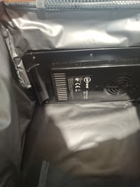Geantă frigorifică cartrend 30 L, cu cablu de alimentare auto 12V, curea de umăr reglabilă, buzunar frontal cu fermoar și 2 buzunare laterale din plasă 5
