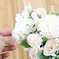 Yibaijia Fehér Művirág Csokor Kerámia Vázában - Élethű Selyem Rózsák és Hortenziák Dekorációhoz - Otthon, Iroda, Esküvő, Asztal Díszítésére 3