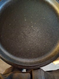 Cratiță din fontă Amazon Basics cu capac, 6,62 l, negru, cu două mânere, pentru coacere, grătar și înăbușire, stare utilizată 2