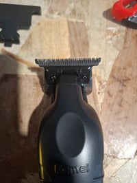 Bezdrôtový zastrihávač vlasov a fúzov Kemei 2299 pre mužov, T-čepeľ s nulovou medzerou, s 3 vodiacimi hrebeňmi (1-2-3 mm), USB nabíjanie, používaný 4