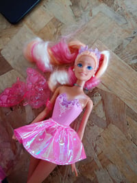 Păpușă Barbie Zână Fantasy JCP76 - cu aripi care își schimbă culoarea, baghetă magică și accesorii vestimentare, stare uzată 2