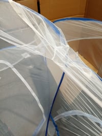 mizikuu Pop-up moskytiérový stan na posteľ 120x200 cm s dvoma dverami — Časť, ktorá sa má pripevniť k matracu, je trochu natrhnutá (stav: pozri 2. obrázok) 4