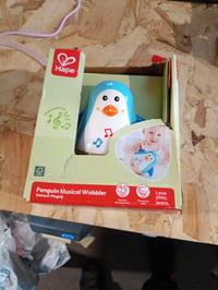 Hape E0331 Hudobný hojdací tučniak, drevená hračka pre bábätká so zvončekom, modrý, od 6 mesiacov, na rozvoj motoriky a rovnováhy 2