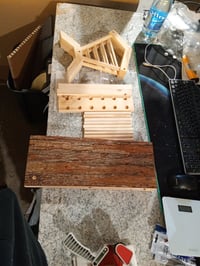 Kerbl Pet Nature hranilica za sijeno za glodavce 45x32x33 cm od prirodnog drva s uklonjivim krovom – nedostaju 3 drvena potporna elementa (stanje: vidi 2. sliku) 2