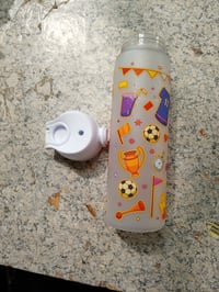 Sticlă ion8 500 ml cu model fotbal, etanșă, deschidere cu o singură mână, fără BPA, lavabilă în mașina de spălat vase — utilizată (stare: vezi a 2-a imagine) 2