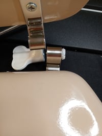 MSV CLÉO MDF WC-ülőke – Bézs – Fényes – Ø 370x450 mm — hibás, részben működik: törött felhajtást segítő műanyag (állapot: lásd a 2. képet) 2