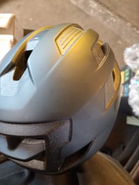 Cestná cyklistická prilba ABUS WingBack, čierna, veľkosť M, drobné poškodenie — na povrchu prilby sú drobné škrabance (stav: pozri 2. obrázok) 2