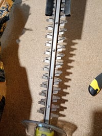 Akumulátorové nožnice na živý plot RYOBI RHT184520 18V ONE+ so 45 cm lištou, 18 mm — chýba akumulátor a nabíjací kábel (stav: pozri 2. obrázok) 3