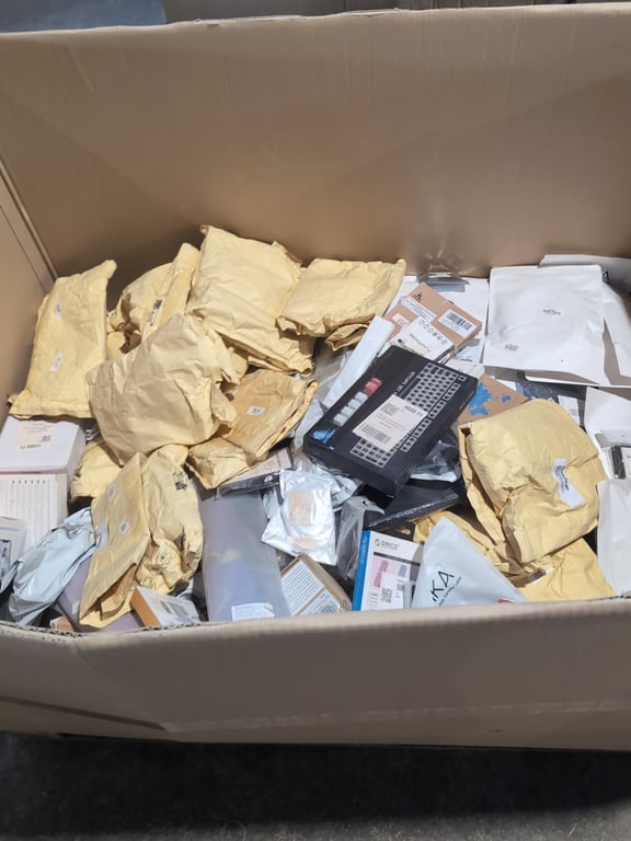 Minősített raklap R00627 · 353 db IT dokkoló & számítástechnikai termék