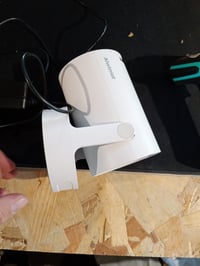 Mini projektor Alwtniet 4K, Wi-Fi 6, Bluetooth 5.4, 5W reproduktor, 180-stupňový otočný stojan, biela, používaný 4