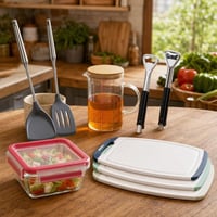 Konyhai rajt: 2 spatula + 2 konzervnyitó + 3 vágódeszka + mérőpohár + ételtároló + 2 kanáltartó 1