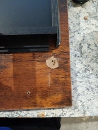 Skladací stolík na notebook Relaxdays k posteli alebo na pohovku — uvoľnená skrutka, mierne poškodenie drevotriesky (stav: pozri 2. obrázok) 2