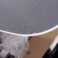 Suport TV ECOTINY pentru ecrane de 49-86 inchi, alb, cu picioare din lemn și poliță — Două mici deteriorări pe marginea poliței (stare: vezi a 2-a fotografie) 2