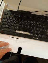 Káblová klávesnica CHERRY Stream — Medzerník je vypadnutý a nedá sa naspäť nasadiť (stav: pozri 2. obrázok) 2