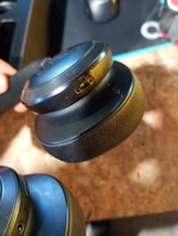 Bluetooth slúchadlá JBL Live 660NC cez uši, čierne, s potlačením hluku — chybné, na náhradné diely: Nefunguje nabíjací port (stav: pozri 2. obrázok) 2