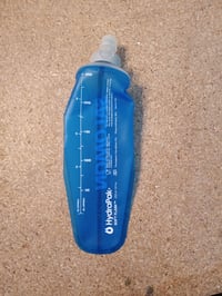 Bidon de hidratare pentru alergare Salomon Soft Flask 250 ml cu supapă cu debit ridicat, albastru transparent, 0,25L, unisex, ușor și pliabil, pentru trail running 3