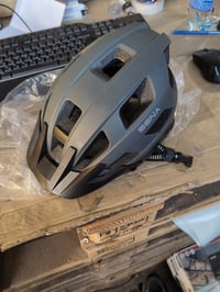 Sena M1 EVO inteligentná cyklistická prilba s Bluetooth — chybná, čiastočne funkčná: nezapína sa Bluetooth interkom (stav: pozri 2. obrázok) 2