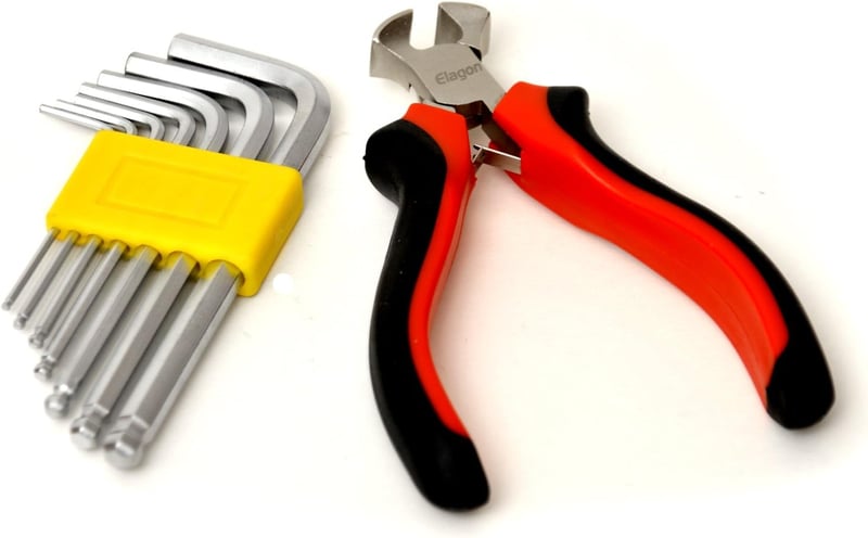 Elagon Guitar Pro Care Kit - Gitárápoló készlet húrtisztítóval, húrkészlettel, 8 imbuszkulccsal, húrtekerővel, húrvágóval és akciómérővel