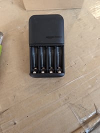 Încărcător Amazon Basics pentru acumulatori NiMH tip AA și AAA cu mufă UE, 4 sloturi, negru — fără acumulatori (stare: vezi a 2-a poză) 2