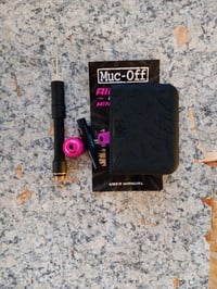 Minipompă electrică pentru bicicletă Muc-Off Airmatch Electric Mini Pro, neagră, cu afișaj digital, manometru PSI și încărcător portabil 2