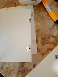 Bibliotecă de colț cu 3 rafturi deschise Furinno Pasir — defectă, parțial funcțională: lemn crăpat, deteriorare ușoară pe lateral (stare: vezi a doua fotografie) 2