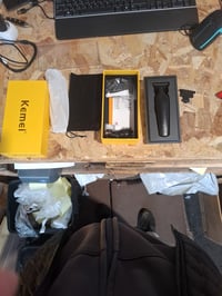 Bezdrôtový zastrihávač vlasov a fúzov Kemei 2299 pre mužov, T-čepeľ s nulovou medzerou, s 3 vodiacimi hrebeňmi (1-2-3 mm), USB nabíjanie, používaný 2