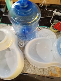 Amazon Basics Kisállat Étel- és Vízadagoló Szett L-es méret, 5,44 kg ételadagoló és 9,46 L — koszos belső (állapot: lásd a 2. képet) 7