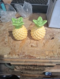 Set de solnițe pentru sare și piper din ceramică în formă de ananas, 2 piese, galben-verde, stare impecabilă (fără suport pentru șervețele) (stare: vezi a doua fotografie) 2