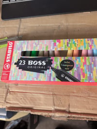 STABILO BOSS Original szövegkiemelő készlet asztali szett vegyes színek 8 fluo + 8 pasztell + 6 nature + 1 fekete marker tartóval — 22 db-os szett 5