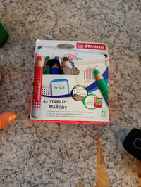 STABILO MARKdry Táblai és Flipchart Jelölőceruza Készlet 4 db - Fekete, Kék, Piros, Zöld - XXL Betéttel, Hegyezővel és Törlőkendővel 2