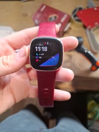 Inteligentné hodinky Fitbit Versa 4 so zabudovaným GPS, malinovo-ružový/medenoružový hliník, monitor srdcového tepu, sledovanie spánku, 6-dňová výdrž batérie, Android a iOS 4