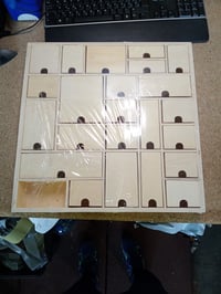 Drveni adventski kalendar Artemio s geometrijskim uzorkom za ukrašavanje, 40 x 40 x 6,5 cm — nedostaje 1 ladica (stanje: vidi 2. sliku) 2