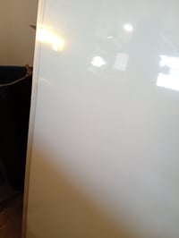 Amazon Basics magnetska bijela ploča s aluminijskim okvirom 120x90 cm – s držačem za olovke — udubljenja i nabori na ploči (stanje: vidi 2. sliku) 2