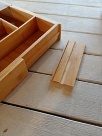 Alpina rozťahovateľný bambusový organizér na príbory do zásuvky 46x34-56,5x6 cm, 6-8 priehradok — Na výsuvnej časti bez poškodenia (stav: pozri 2. obrázok) 3