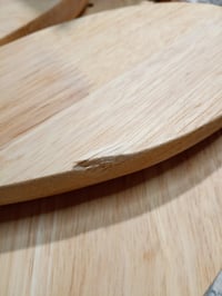 Dječja stolica od punog drva BOFITENG s motivom zečjih ušiju, 45x26 cm, s protukliznim gumenim podlošcima — udubljen naslon i sjedište (stanje: vidi 2. sliku) 2