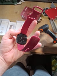 Inteligentné hodinky Fitbit Versa 4 so zabudovaným GPS, malinovo-ružový/medenoružový hliník, monitor srdcového tepu, sledovanie spánku, 6-dňová výdrž batérie, Android a iOS 5
