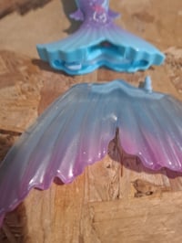 Barbie Varázslatos Sellő Baba Meglepetés Virágnyílással, Gyöngyös Hajpánttal, Hosszú Szőke Hajjal — törött alj (állapot: lásd a 2. képet) 3