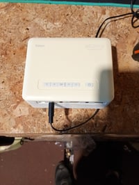 Mini proiector YOTON Y3, rezoluție nativă 720P, culoare galbenă – defect, funcționează parțial: proiectorul se blochează la afișarea logo-ului, crăpat (stare: vezi a 2-a fotografie) 2