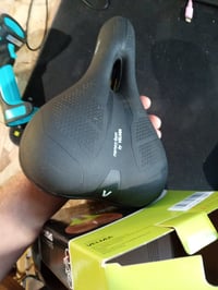 Șa de bicicletă VELMIA CITY, ergonomică, pentru bărbați și — clemă lipsă, urme vizibile de fixare a clemei (stare: vezi poza 2) 3