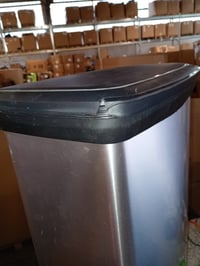 Odpadkový kôš s pedálom Curver Deco Bin, 50 litrov, sivý s kovovým vzhľadom, tiché zatváranie, 39x29x72 cm, do kuchyne — používaný (stav: pozri 2. obrázok) 3