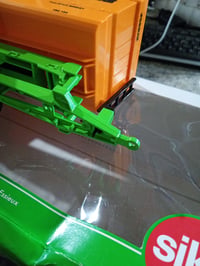 SIKU 2892 trojnápravový sklápací príves Joskin, model v mierke 1:32, oranžový — chybný, čiastočne funkčný (stav: pozri 2. obrázok) 2