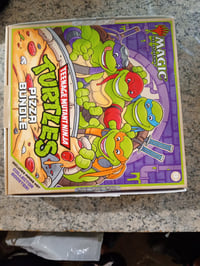 Magic: The Gathering Teenage Mutant Ninja Turtles Pizza Bundle kartová hra — zapečatená nálepka je narezaná (stav: pozri 2. obrázok) 2